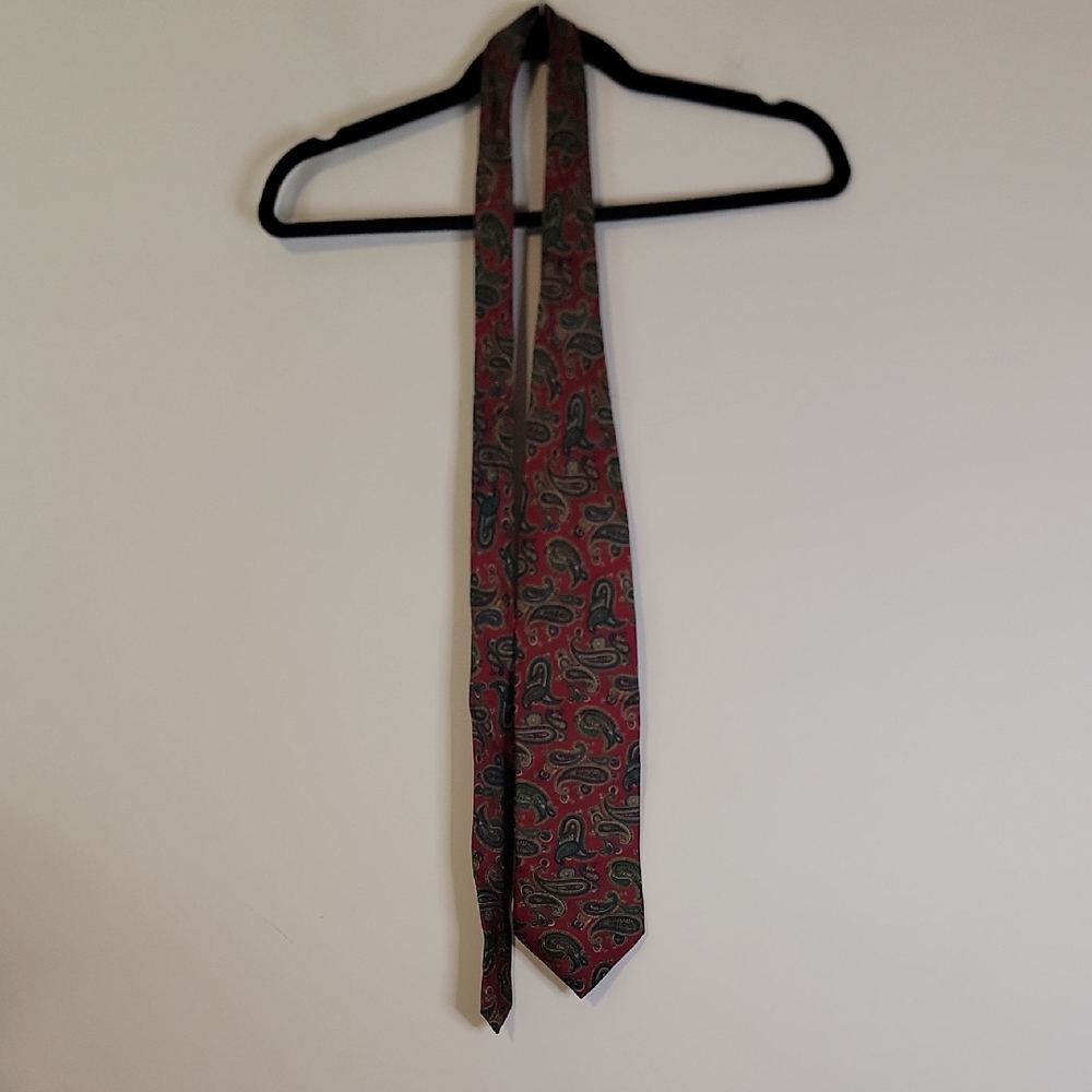 Mens Red Paisley Silk Tie - Classic Formal Accessory